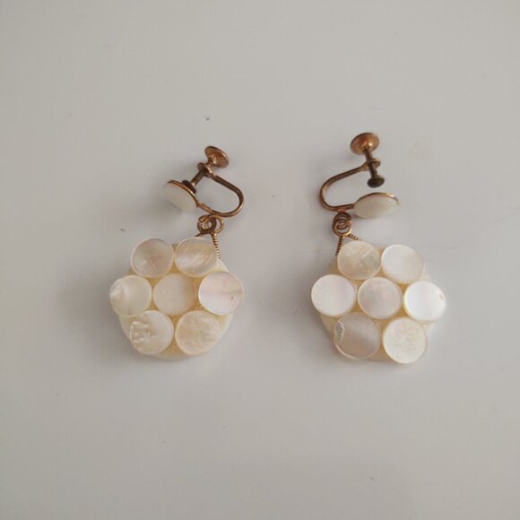 FAUX MOTHER OF PEARL SCREW ON DANGLE APPLIQUE FLOWER EARRINGS MCM SHELL LIKE - Picture 2 of 5